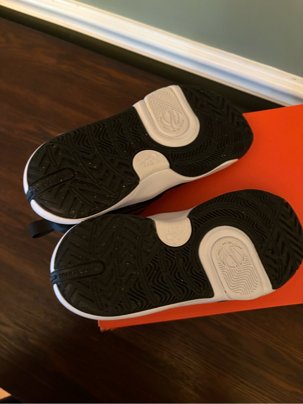 Nike Kids Black and Gold Athletic Shoes 2Y - Picture 7 of 8